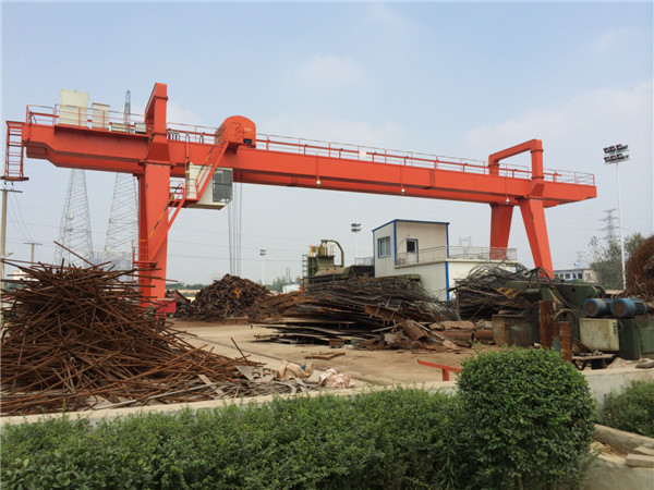 正在作業(yè)的室外行車(chē)3