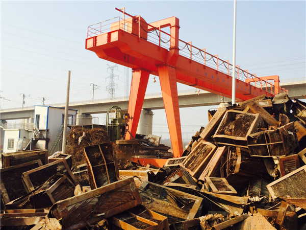 正在作業(yè)的室外行車(chē)2