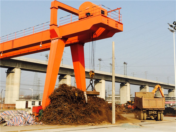 正在作業(yè)的室外行車(chē)1