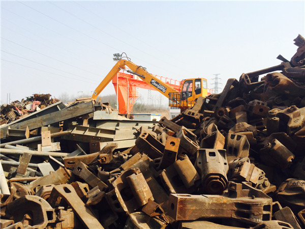 正在作業(yè)的抓鋼機(jī)