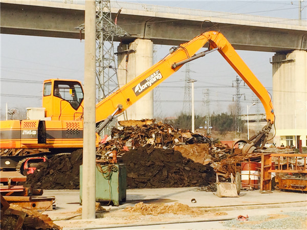 正在作業(yè)中的抓鋼機(jī)